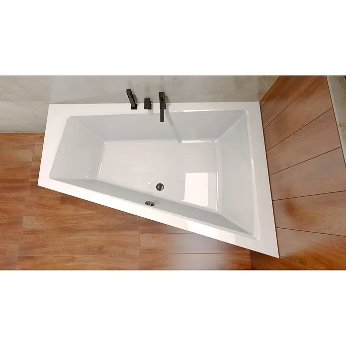 Bad Land Eckbadewanne INTIMA Acrylwanne 170 x 125 cm rechts Weiß m. Acrylschürze - Sanitäracryl, Weiß - Weiße asymmetrische Badewanne mit schwarzen Armaturen, installiert in einem modernen Badezimmer mit Holzoptik-Bodenfliesen und hellen Wandfliesen.