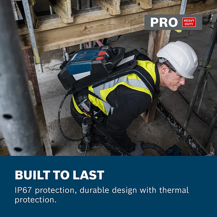 Bosch Professional Innenrüttler Akku-Betonrüttler-System GDI59-500 - Kabellänge: 5 m - Bosch blau-schwarzes, robustes, tragbares Akku-Pack, von Arbeiter auf Baustelle getragen, zeigt IP67-Beständigkeit.