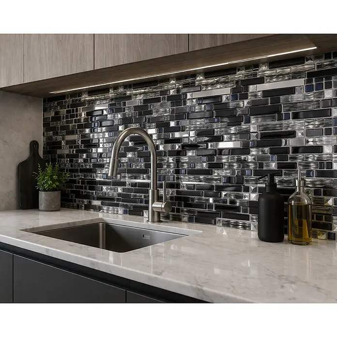 Mosaikfliese Crystal Mix - 29,8 x 33,8 cm, Schwarz, Glänzend - Mosaik-Küchenrückwandfliese aus Glas und Metall in Schwarz, Silber und Blau, über einem Spülbecken.