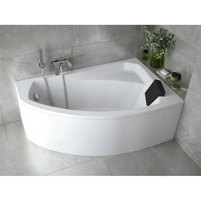 Bad Land Eckbadewanne RIMA Acryl-Eckwanne 160 x 100 cm rechts Weiß, inkl. Styroporverkleidung - L x B: 160 x 100 cm, Sanitäracryl, Weiß - Weiße Eckbadewanne mit schwarzer Kopfstütze und Chromarmaturen in einem modernen, grau gefliesten Badezimmer.
