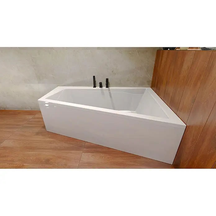 Bad Land Eckbadewanne INTIMA Acrylwanne 170 x 125 cm rechts Weiß m. Acrylschürze - Sanitäracryl, Weiß - Weiße Eckbadewanne mit schwarzen Armaturen, in einem modernen Badezimmer mit Holz- und Marmoroptik.