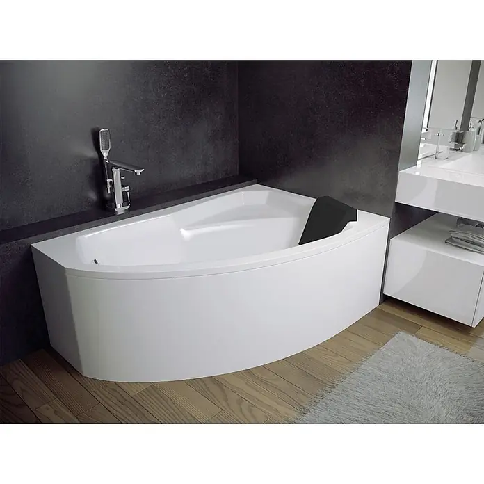 Bad Land Eckbadewanne RIMA Acryl-Eckwanne 130 x 85 cm rechts Weiß, inkl. schwarze Ablaufgarnitur - Sanitäracryl, Weiß - Weiße Eckbadewanne mit schwarzer Kopfstütze und Chromarmatur in einem modernen Badezimmer.