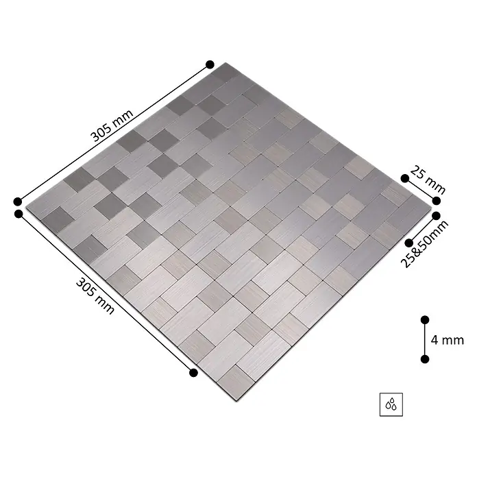 Selbstklebemosaik SAM 4MM87 - 30,5 x 30,5 cm, Silber, Glänzend - Quadratische Mosaikfliese (305x305mm, 4mm dick) mit gebürsteten silber/grauen Metallrechtecken und -quadraten im Flechtmuster. Wasserbeständig.