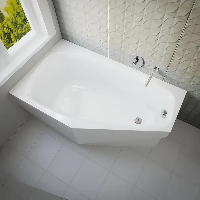 Bad Land Eckbadewanne MARIKA Acryl-Eckwanne 140 x 80 cm links Weiß - L x B: 140 x 80 cm, Sanitäracryl, Weiß - Weißer Eckbadewanne in Fünfeckform, in einem Badezimmer installiert.