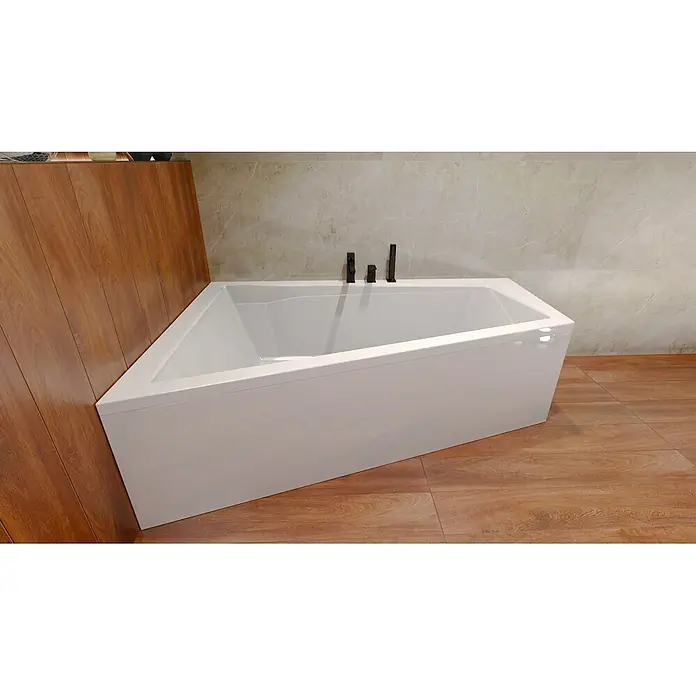 Bad Land Eckbadewanne INTIMA Acrylwanne 170 x 125 cm links Weiß m. Acrylschürze - Sanitäracryl, Weiß - Eine weiße asymmetrische Eckbadewanne mit schwarzen Armaturen in einem modernen Badezimmer.