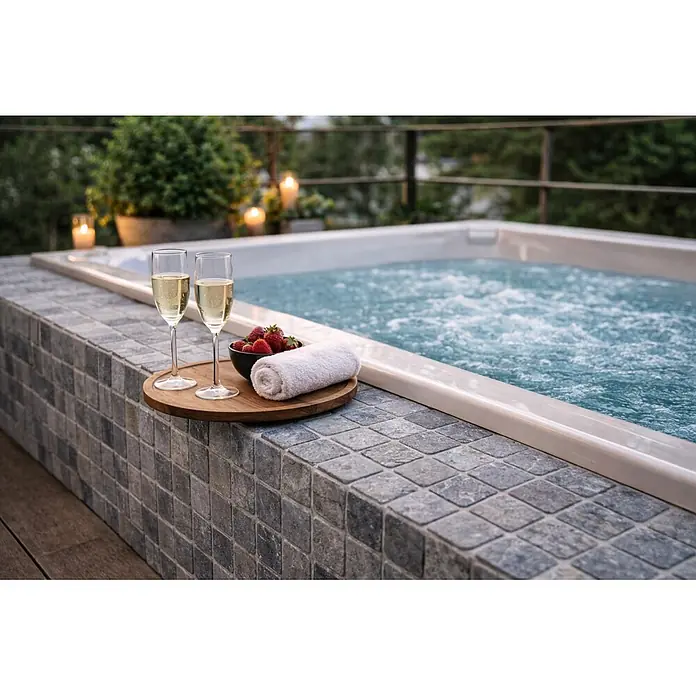 Mosaikfliese Quadrat Uni MOS TN48LG - 30,5 x 30,5 cm, Lichtgrau, Matt - Zwei Sektgläser, Erdbeeren und ein Handtuch auf einem Holztablett neben einem sprudelnden Whirlpool für ein entspannendes Erlebnis.
