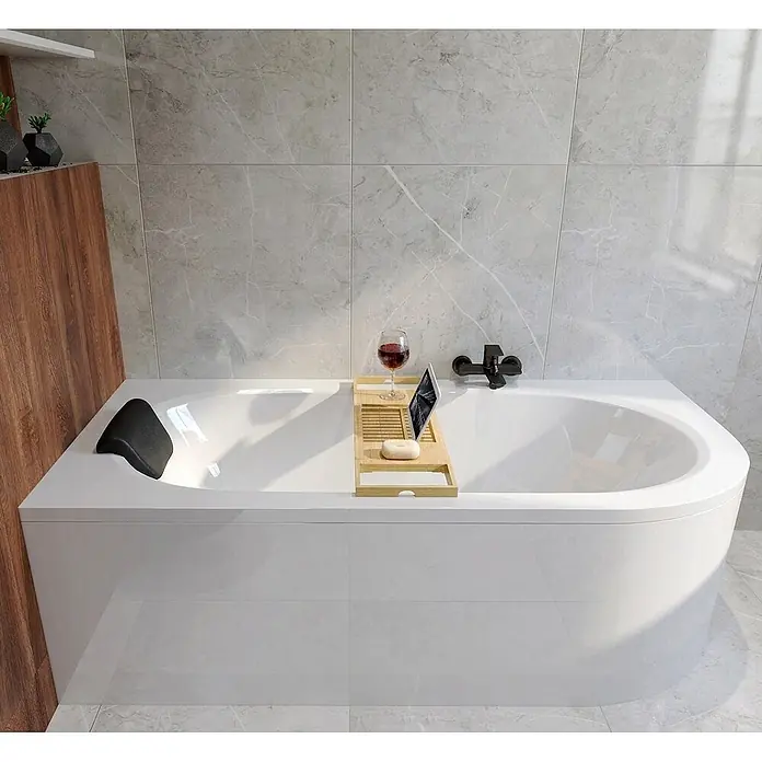 Bad Land Eckbadewanne AVITA Acryl-Eckwanne 150 x 75 cm links Weiß, inkl. Kopfstütze - Sanitäracryl, Weiß - Weiße moderne Badewanne mit schwarzer Kopfstütze und einem hölzernen Badewannenbrett mit Tablet, Weinglas und Seife für ein entspannendes Bad.