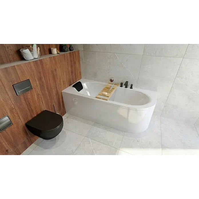 Bad Land Eckbadewanne AVITA Acryl-Eckwanne 150 x 75 cm links Weiß, inkl. Kopfstütze - Sanitäracryl, Weiß - Modernes Bad mit weißer Badewanne, Holzbadebrücke und schwarzer Toilette an Holzvertäfelung.