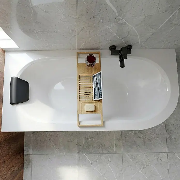 Bad Land Eckbadewanne AVITA Acryl-Eckwanne 150 x 75 cm links Weiß, inkl. Kopfstütze - Sanitäracryl, Weiß - Bambus-Badewannenablage mit Weinglas, Tablet und Seife, auf einer weißen Wanne platziert.