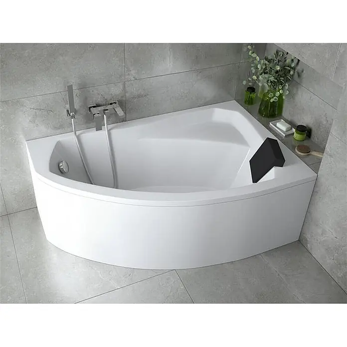 Bad Land Eckbadewanne - L x B: 160 x 100 cm, Sanitäracryl, Weiß - Weiße Eckbadewanne mit geschwungener Front, moderner Armatur und schwarzer Kopfstütze, in einem gefliesten Badezimmer.
