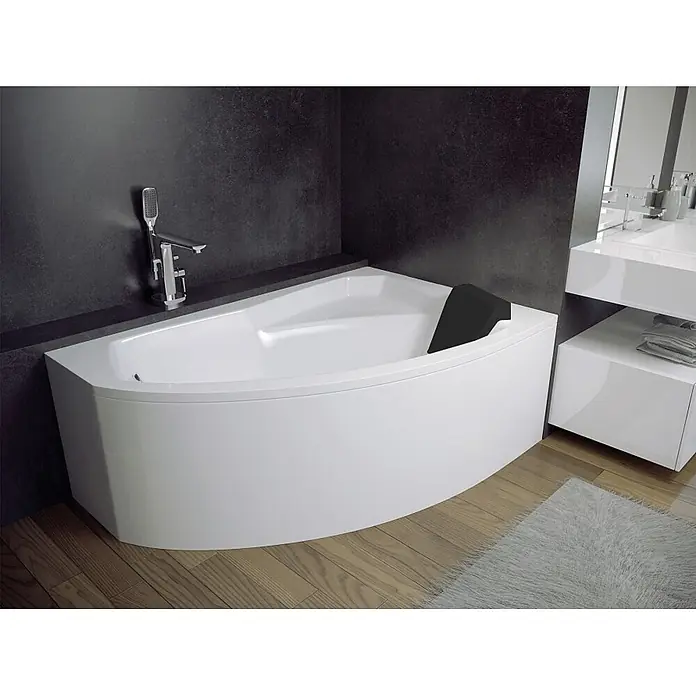 Bad Land Eckbadewanne RIMA Acryl-Eckwanne 170 x 110 cm rechts Weiß, inkl. schwarze Ablaufgarnitur - L x B: 170 x 110 cm, Sanitäracryl, Weiß - Weißes Eckbadewanne mit Armatur und schwarzer Kopfstütze in modernem Bad.