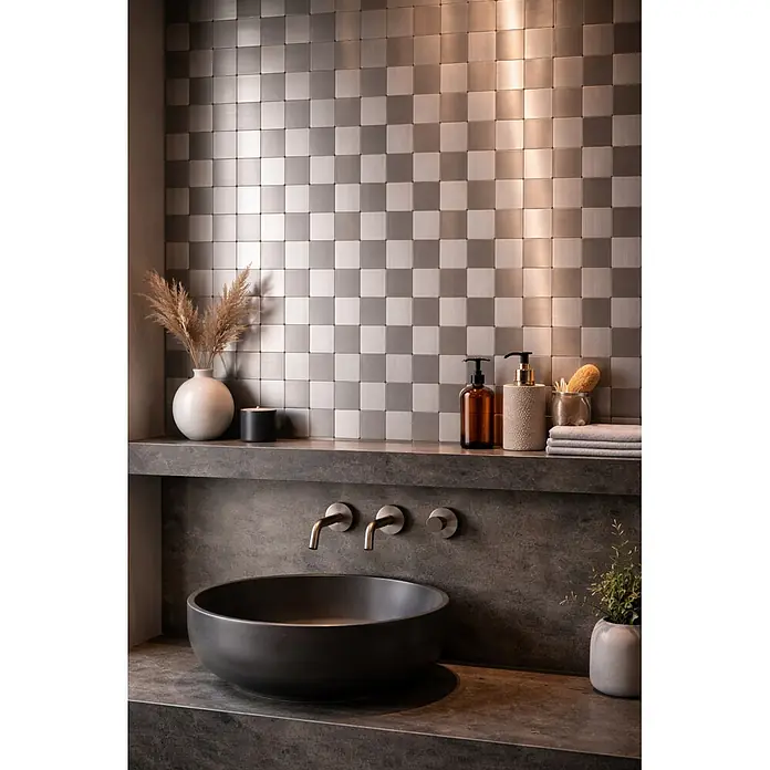 Selbstklebemosaik SAM 4MM25 - 30,5 x 30,5 cm, Silber, Glänzend - Moderne Badezimmerwand mit abwechselnd matten und gebürsteten quadratischen Metallfliesen im Schachbrettmuster.