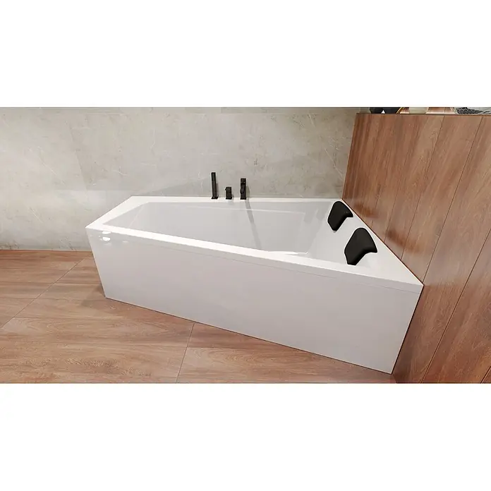 Bad Land Eckbadewanne - L x B: 180 x 125 cm, Sanitäracryl, Weiß - Eine weiße, dreieckige Eckbadewanne mit schwarzen Armaturen und zwei schwarzen Kopfstützen, in einem modernen Bad mit Holzoptik-Boden und hellen Wandfliesen.