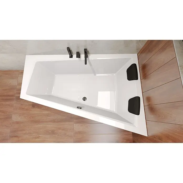 Bad Land Eckbadewanne - L x B: 180 x 125 cm, Sanitäracryl, Weiß - Weiße Eckbadewanne mit schwarzen Armaturen und Kopfstützen in einem modernen Badezimmer.