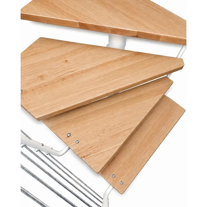 Atrium Mittelholmtreppe Dixi Plus - Farbton Metall: RAL 9003, Breite: 70 cm, Buche, 1/4-gewendelt, Geschosshöhe: 222 cm - 300 cm - Nahaufnahme heller Holzstufen einer Wendeltreppe mit weißen Metallstützen und silbernen Geländern.