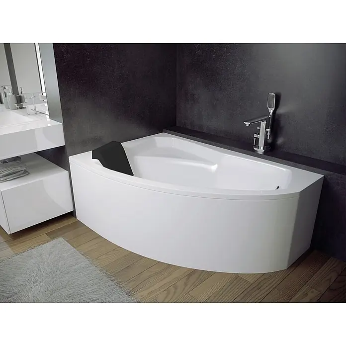 Bad Land Eckbadewanne RIMA Acrylwanne 160 x 100 cm links Weiß m. Acrylschürze, schw. Ablauf - Sanitäracryl, Weiß - Weiße Eckbadewanne mit schwarzer Kopfstütze und Chromarmatur/Handbrause in modernem Badezimmer.