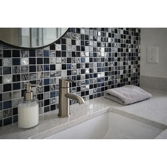 Selbstklebemosaik SAM 4CM26 - 30 x 30 cm, Mix Schwarz, Glänzend - Modernes Bad mit schwarzem, weißem, grauem und blauem Mosaikfliesen-Spritzschutz, Armatur aus gebürstetem Nickel und Waschbecken.