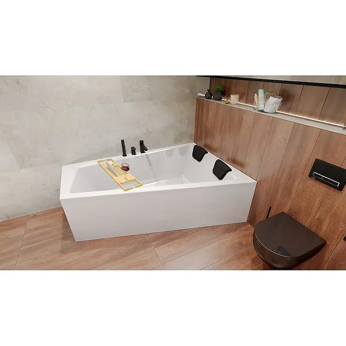 Bad Land Eckbadewanne - L x B: 180 x 125 cm, Sanitäracryl, Weiß - Moderne weiße Badewanne mit schwarzen Armaturen und einem Holzbadebrett in einem modernen Badezimmer mit Holzverkleidung.