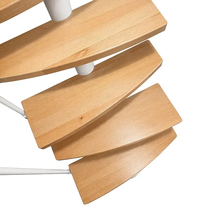 Atrium Raumspartreppe Mini Plus - Farbton Metall: RAL 9003, Breite: 60 cm, Buche, Geschosshöhe: 222 cm - 300 cm - Helle Holzstufen einer modernen Wendeltreppe mit weißen Stützelementen.