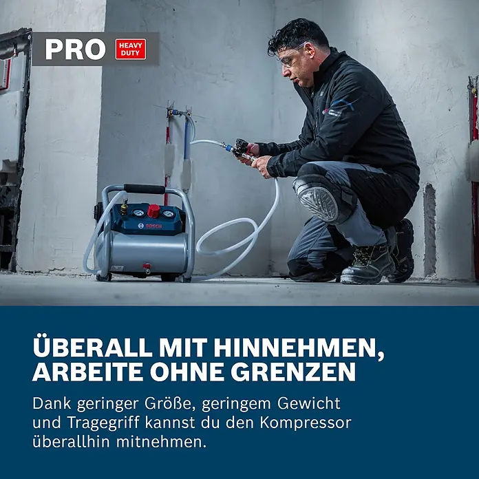 Bosch Professional AMPShare 18V Akku-Kompressor GKO18V-51 - 18 V, 8 bar - Ein Arbeiter kniet und verbindet einen tragbaren Bosch PRO Kompressor mit Rohren für Sanitärarbeiten.