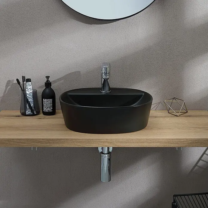 Kiamami Valentina Aufsatzwaschbecken - 40 x 40 cm, Schwarz - Schwarzes Keramik-Aufsatzwaschbecken mit Chromarmatur auf heller Holzablage, mit einzigartigem geteilten Design.