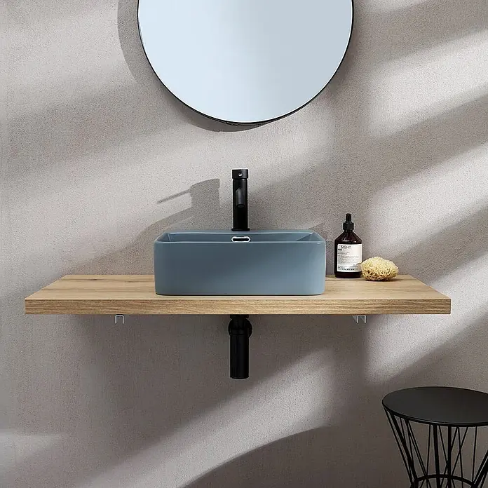 Kiamami Valentina Aufsatzwaschbecken - 420 x 420 cm, Grau - Ein rechteckiges graues Keramikwaschbecken mit schwarzem Wasserhahn auf einem schwebenden Holzregal im modernen Bad.