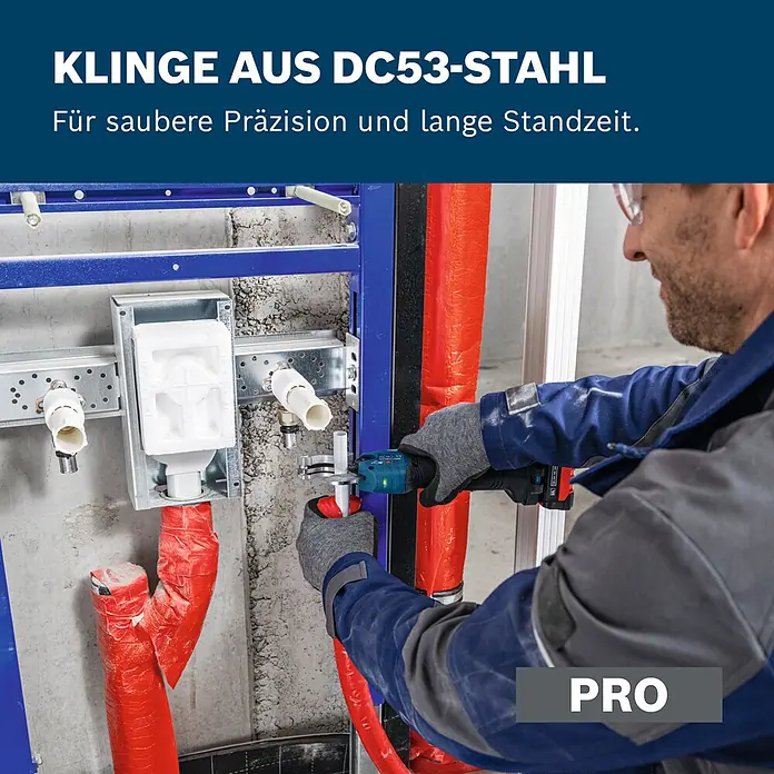Bosch Professional AMPShare 18V Akku-Rohrschere GPC18V-32P - 18 V, Anzahl Akkus: Ohne Akku, Inkl. L-BOXX 136 - Mann nutzt elektrischen Rohrschneider mit DC53-Stahlklinge zum präzisen Schneiden eines rot isolierten Rohrs bei der Sanitärinstallation.