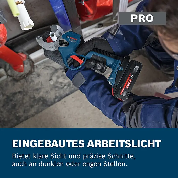 Bosch Professional AMPShare 18V Akku-Rohrschere GPC18V-32P - 18 V, Anzahl Akkus: Ohne Akku, Inkl. L-BOXX 136 - Mit Handschuhen wird ein weißes Rohr mit einem blauen Bosch PRO Akku-Rohrschneider und 18V Akku geschnitten.