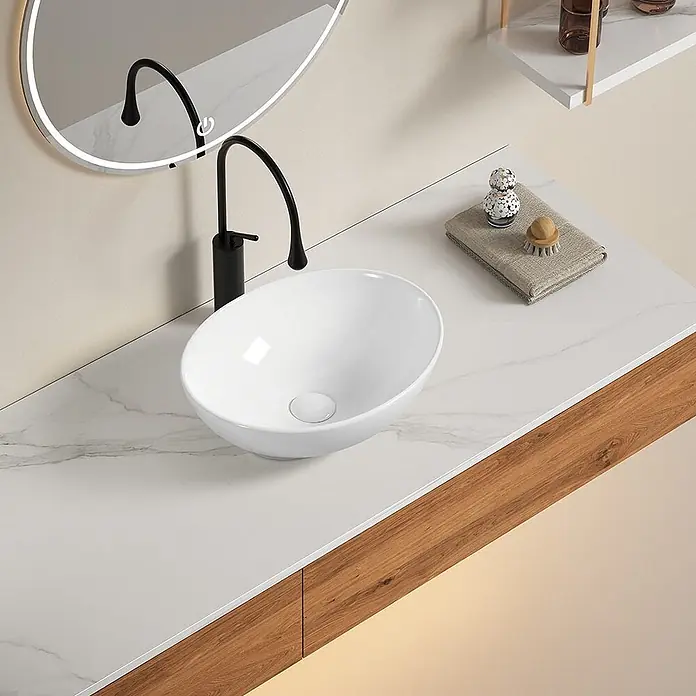 Kiamami Valentina Aufsatzwaschbecken - 33 x 41 cm, Weiß - Moderner Badschrank mit weißem Aufsatzwaschbecken, schwarzem Wasserhahn, Arbeitsplatte in Marmoroptik und Holzunterschrank.