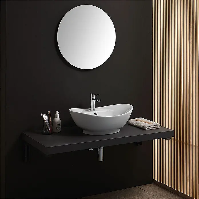 Kiamami Valentina Aufsatzwaschbecken - 39 x 59 cm, Weiß - Moderne Bad-Waschtischanlage: weißes Keramik-Aufsatzwaschbecken, Chrom-Wasserhahn, dunkelgraue Hängekonsole und runder Spiegel.