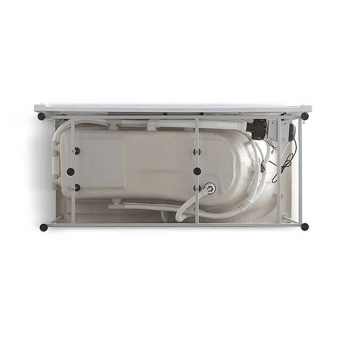 Kiamami Valentina Badewanne - 1.700 x 780 cm, ABS-Kunststoff und Acryl, Weiß - Unterseite einer weißen Whirlpool-Badewanne mit Metallrahmen, weißer Verrohrung und integriertem Elektropumpensystem.