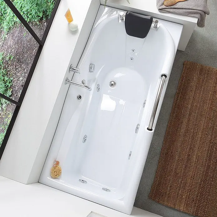 Kiamami Valentina Badewanne - 1.700 x 780 cm, ABS-Kunststoff und Acryl, Weiß - Weiße rechteckige Whirlpool-Badewanne mit schwarzer Kopfstütze und Chromgriffen.
