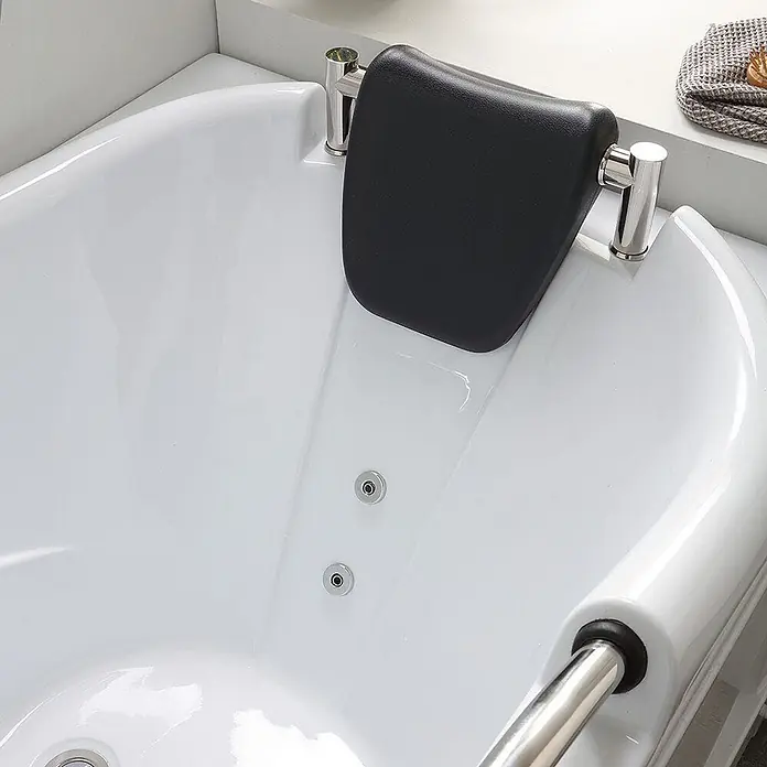 Kiamami Valentina Badewanne - 1.700 x 780 cm, ABS-Kunststoff und Acryl, Weiß - Weiße Badewanne mit schwarzer Kopfstütze, integrierten Düsen und Chrom-Haltegriff.