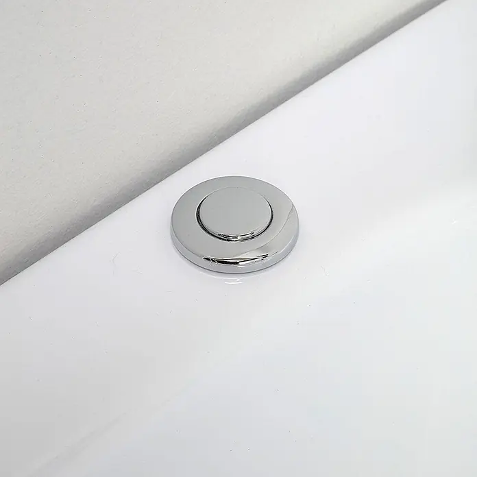 Kiamami Valentina Badewanne - 1.700 x 700 cm, ABS-Kunststoff und Acryl, Weiß - Runder, polierter Chrom-Doppelspültaster für Toiletten mit konzentrischen Tasten.