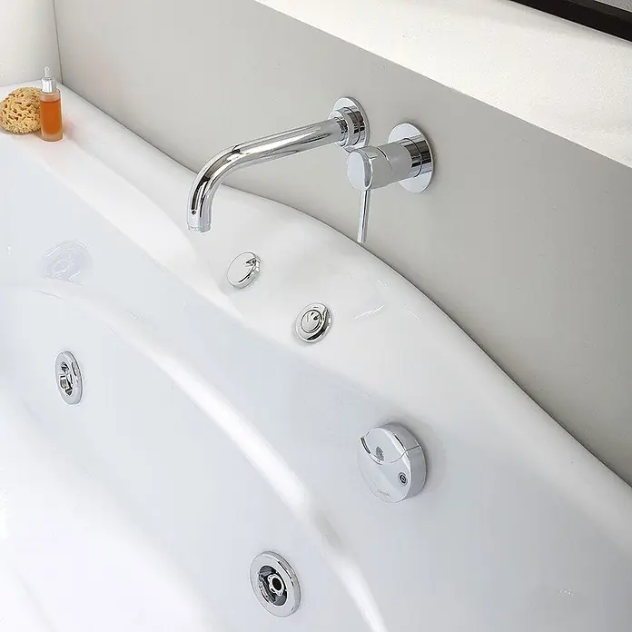 Kiamami Valentina Badewanne - 1.700 x 780 cm, ABS-Kunststoff und Acryl, Weiß - Weiße Badewanne mit wandmontiertem Chrom-Wasserhahn und Hydromassage-Düsen.