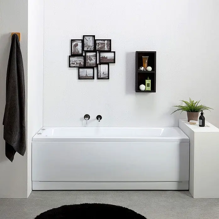Kiamami Valentina Badewanne - 1.700 x 700 cm, ABS-Kunststoff und Acryl, Weiß - Weiße rechteckige Badewanne mit integrierter Frontblende, in einem modernen Badezimmer.