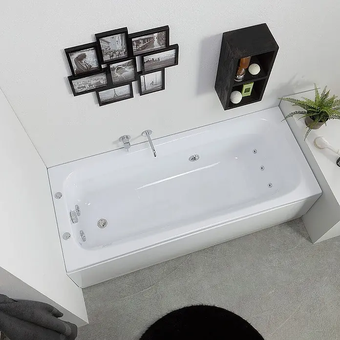 Kiamami Valentina Badewanne - 1.700 x 700 cm, ABS-Kunststoff und Acryl, Weiß - Weiße rechteckige Badewanne mit Chromarmaturen und Düsen, in einem modernen Badezimmer installiert.
