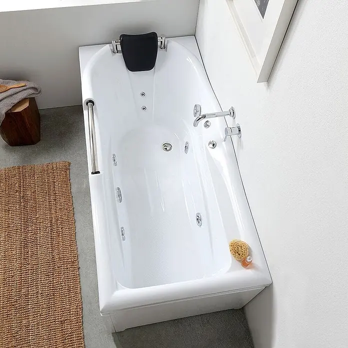 Kiamami Valentina Badewanne - 1.700 x 780 cm, ABS-Kunststoff und Acryl, Weiß - Weiße Whirlpool-Badewanne mit Chromarmaturen und schwarzer Kopfstütze in modernem Badambiente.