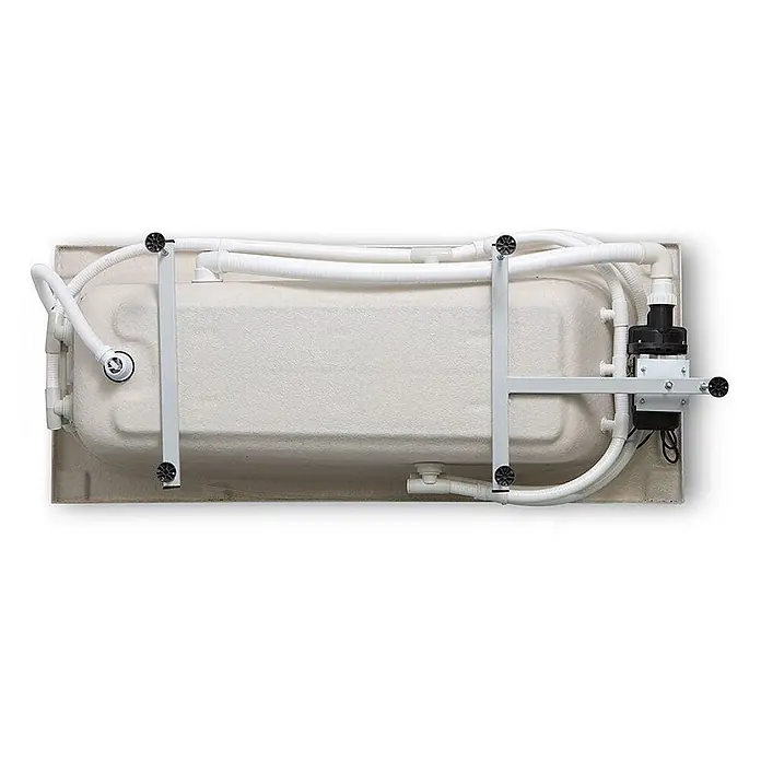 Kiamami Valentina Badewanne - 1.700 x 700 cm, ABS-Kunststoff und Acryl, Weiß - Unterseite einer Badewanne mit weißer Verrohrung, hellgrauem Stützrahmen und schwarzer Pumpe für ein Whirlpoolsystem.