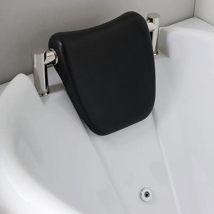 Kiamami Valentina Badewanne - 1.700 x 780 cm, ABS-Kunststoff und Acryl, Weiß - Schwarze gepolsterte Kopfstütze an einer weißen Badewanne mit Chromarmaturen.