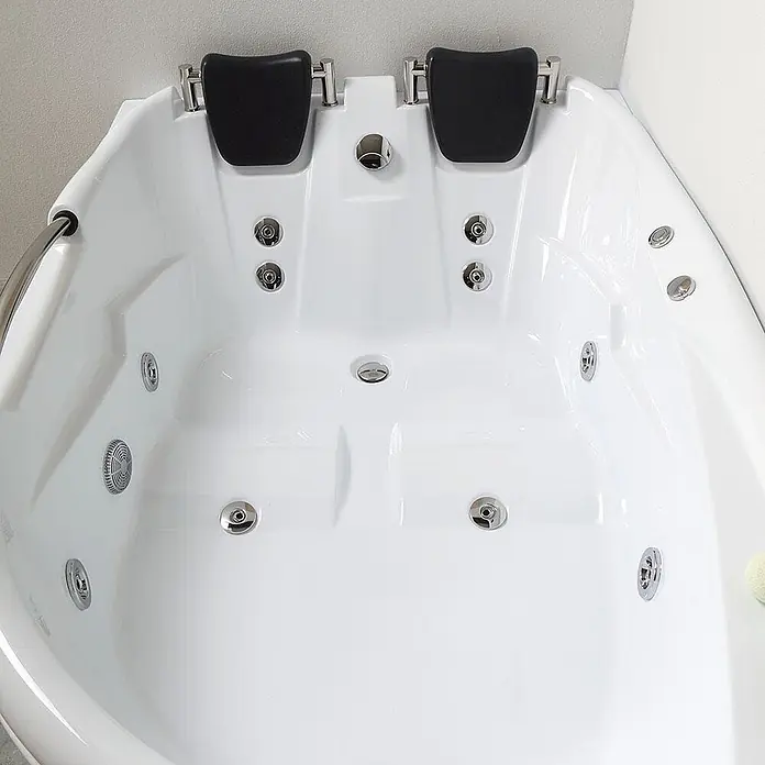 Kiamami Valentina Badewanne - 1.680 x 1.200 cm, ABS-Kunststoff und Acryl, Weiß - Weißer Whirlpool mit zwei schwarzen Kopfstützen und mehreren Chromdüsen.