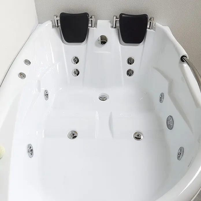 Kiamami Valentina Badewanne - 1.680 x 1.200 cm, ABS-Kunststoff und Acryl, Weiß - Weiße Whirlpool-Badewanne mit zwei schwarzen Kopfstützen und Chromdüsen für zwei Personen.