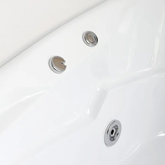 Kiamami Valentina Badewanne - 1.680 x 1.200 cm, ABS-Kunststoff und Acryl, Weiß - Nahaufnahme eines weißen Badewannen- oder Whirlpool-Innenraums mit mehreren verchromten Wasserdüsen.