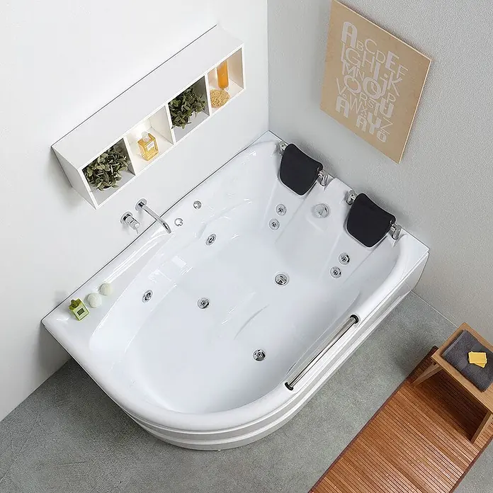 Kiamami Valentina Badewanne - 1.680 x 1.200 cm, ABS-Kunststoff und Acryl, Weiß - Weißer Eck-Whirlpool mit mehreren Massagedüsen, zwei schwarzen Kopfstützen und Chrom-Haltegriff, in einem modernen Badezimmer.