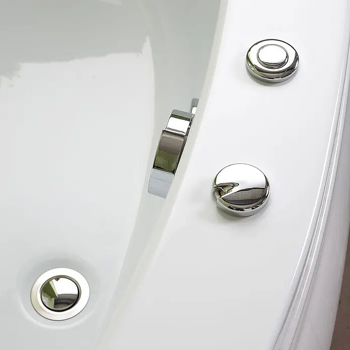 Kiamami Valentina Badewanne - 1.500 x 1.000 cm, ABS-Kunststoff und Acryl, Weiß - Nahaufnahme von Chrom-Bedienelementen und Abfluss an einer weißen Badewanne.