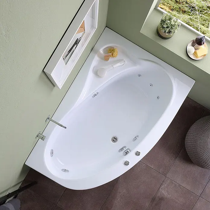 Kiamami Valentina Badewanne - 1.500 x 1.000 cm, ABS-Kunststoff und Acryl, Weiß - Weiße Eck-Whirlpool-Badewanne mit Chromarmaturen in einem modernen Badezimmer.