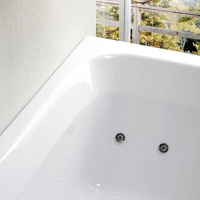 Kiamami Valentina Badewanne - 1.700 x 700 cm, ABS-Kunststoff und Acryl, Weiß - Weiße Eckbadewanne mit zwei Massagedüsen am Fenster.