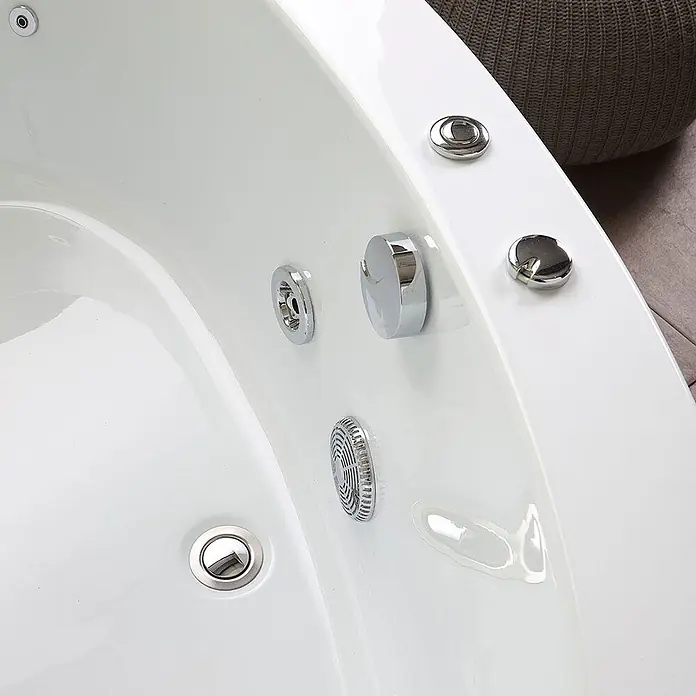Kiamami Valentina Badewanne - 1.500 x 1.000 cm, ABS-Kunststoff und Acryl, Weiß - Innenansicht einer weißen Whirlpool-Badewanne mit Chromdüsen, Abfluss und Bedienknöpfen.