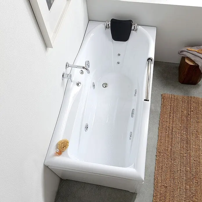 Kiamami Valentina Badewanne - 1.700 x 780 cm, ABS-Kunststoff und Acryl, Weiß - Weiße Whirlpool-Badewanne mit Chromarmatur, Düsen, Kopfstütze und Haltegriff, in einem Badezimmer.