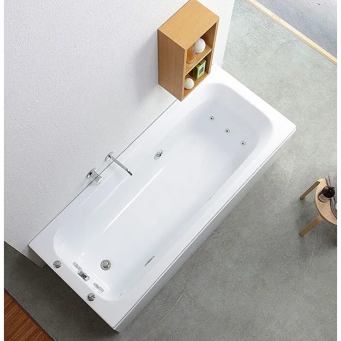 Kiamami Valentina Badewanne - 1.700 x 700 cm, ABS-Kunststoff und Acryl, Weiß - Weiße rechteckige Badewanne mit Chromarmaturen und Hydromassagedüsen in einem modernen Badezimmer.